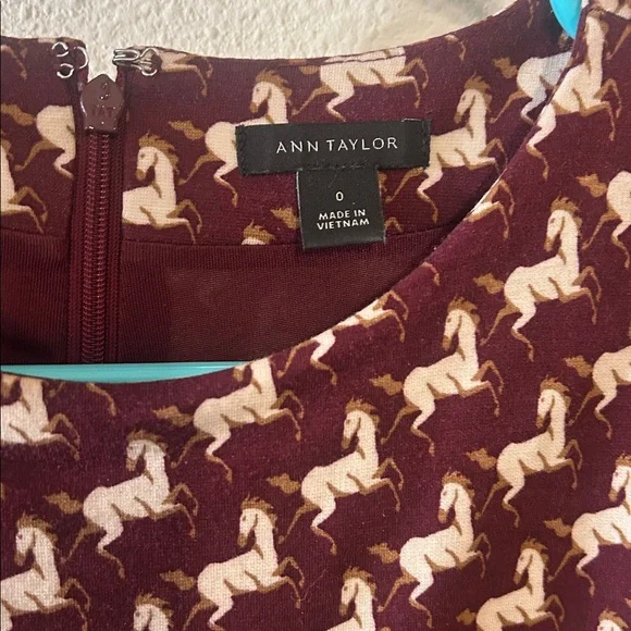 Ann Taylor Size 0 Dark Red Burgundy Horse Print Midi Jersey Dress Stretch 🐴 - Picture 4 of 6